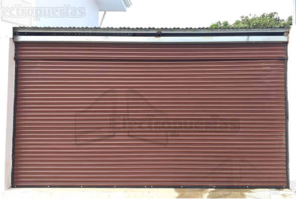 Cortinas metálicas enrollables (arrollables) fabricadas a la media, repintadas blanco o imitación madera (café). Ideales para uso residencial (garaje), comercial o industrial (negocios o bodegas).