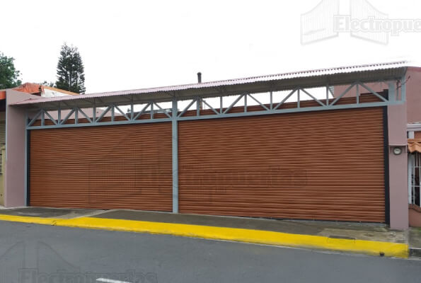 Cortinas metálicas enrollables (arrollables) fabricadas a la media, repintadas blanco o imitación madera (café). Ideales para uso residencial (garaje), comercial o industrial (negocios o bodegas).