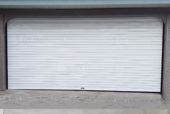 Cortinas metálicas enrollables (arrollables) fabricadas a la media, repintadas blanco o imitación madera (café). Ideales para uso residencial (garaje), comercial o industrial (negocios o bodegas).