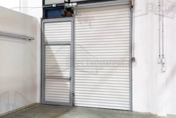 Cortinas metálicas enrollables (arrollables) fabricadas a la media, repintadas blanco o imitación madera (café). Ideales para uso residencial (garaje), comercial o industrial (negocios o bodegas).