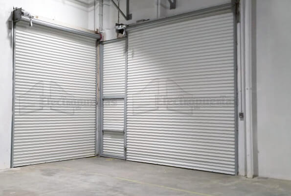 Cortinas metálicas enrollables (arrollables) fabricadas a la media, repintadas blanco o imitación madera (café). Ideales para uso residencial (garaje), comercial o industrial (negocios o bodegas).