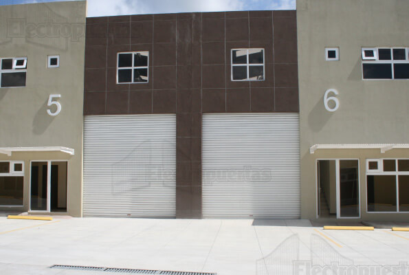 Cortinas metálicas enrollables (arrollables) fabricadas a la media, repintadas blanco o imitación madera (café). Ideales para uso residencial (garaje), comercial o industrial (negocios o bodegas).