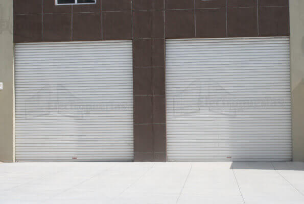 Cortinas metálicas enrollables (arrollables) fabricadas a la media, repintadas blanco o imitación madera (café). Ideales para uso residencial (garaje), comercial o industrial (negocios o bodegas).