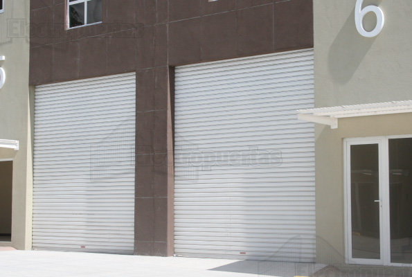 Cortinas metálicas enrollables (arrollables) fabricadas a la media, repintadas blanco o imitación madera (café). Ideales para uso residencial (garaje), comercial o industrial (negocios o bodegas).