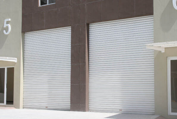 Cortinas metálicas enrollables (arrollables) fabricadas a la media, repintadas blanco o imitación madera (café). Ideales para uso residencial (garaje), comercial o industrial (negocios o bodegas).