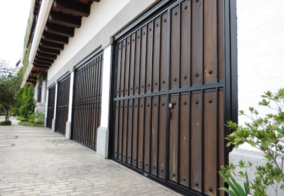 Somos expertos en fabricación, instalación y automatización de todo tipo de portones  americanos, eléctricos o automáticos (levadizos, corredizos, abatibles y basculantes). Instalamos en todo Guatemala, El Salvados, Costa Rica y  Honduras, cotiza con los expertos, trabajamos con las mejores marcas.