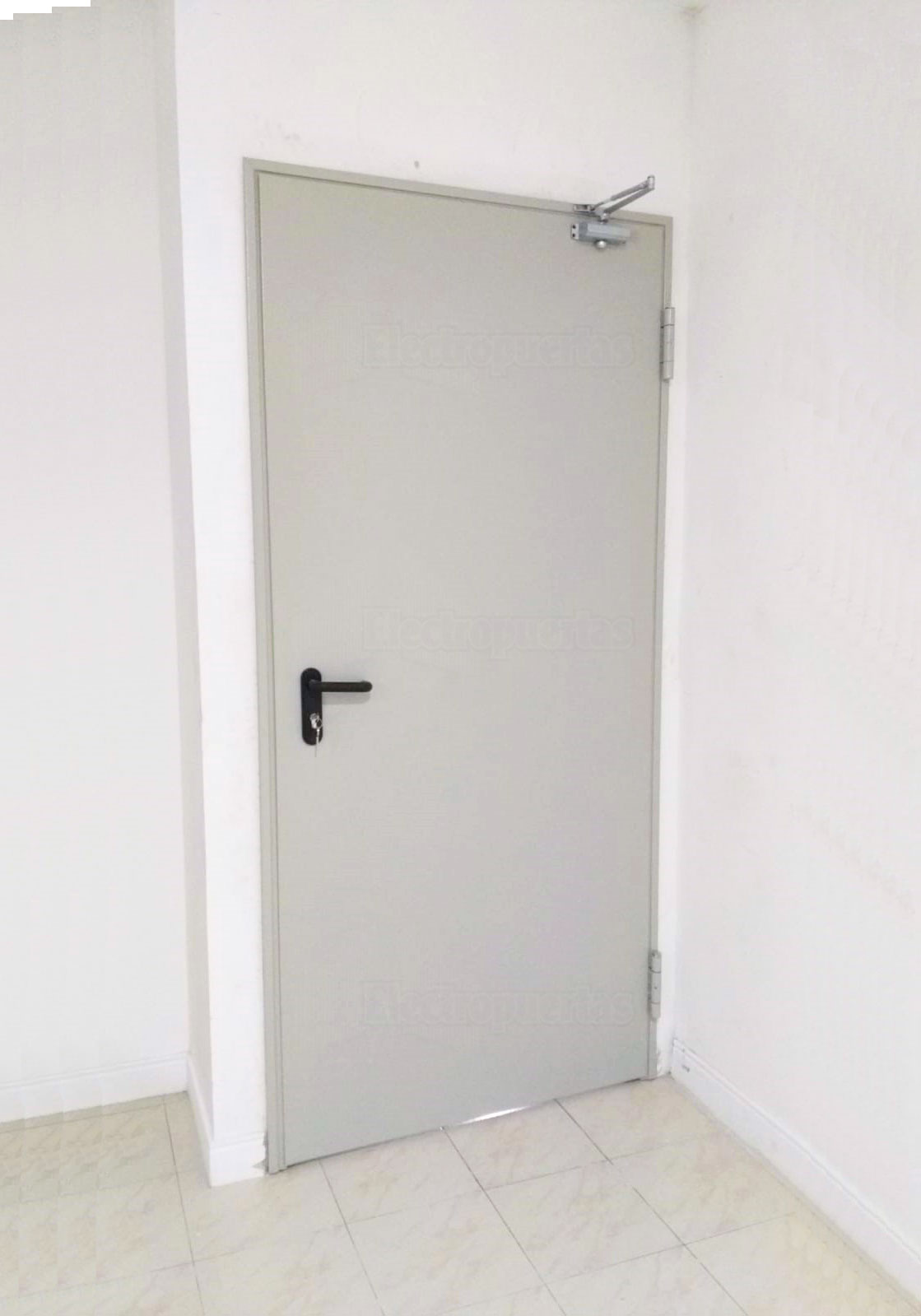 Puertas de emergencia, resistente al fuego, con barra antipánico permiten la salida rápida a un lugar seguro en caso de incendio, evacuación o simulacro.