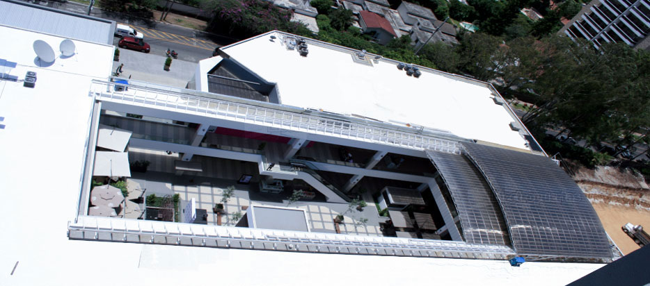 Los techos retráctiles corredizos te permiten abrir el espacio y mejorar la vista de los ambientes exteriores. Nuestros sistemas de techos corredizos son perfectos para crear nuevos espacios en hoteles, restaurantes y grandes negocios.