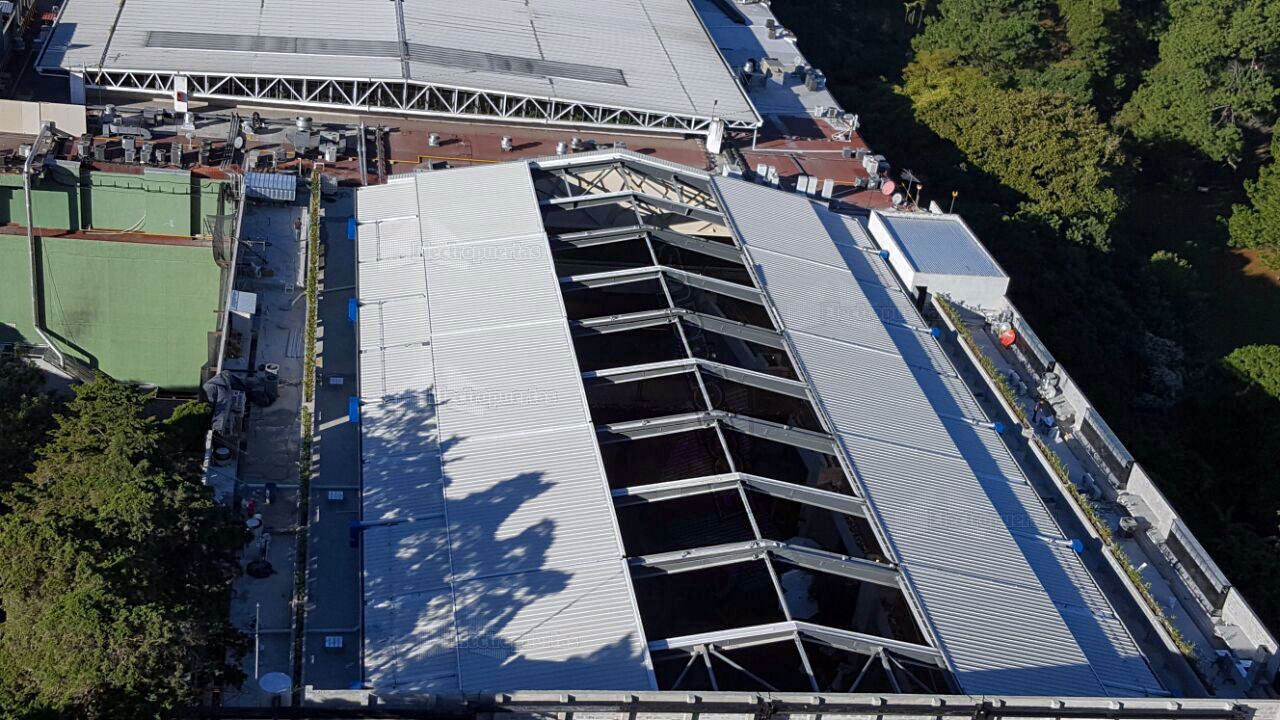 Los techos retráctiles corredizos te permiten abrir el espacio y mejorar la vista de los ambientes exteriores. Nuestros sistemas de techos corredizos son perfectos para crear nuevos espacios en hoteles, restaurantes y grandes negocios.