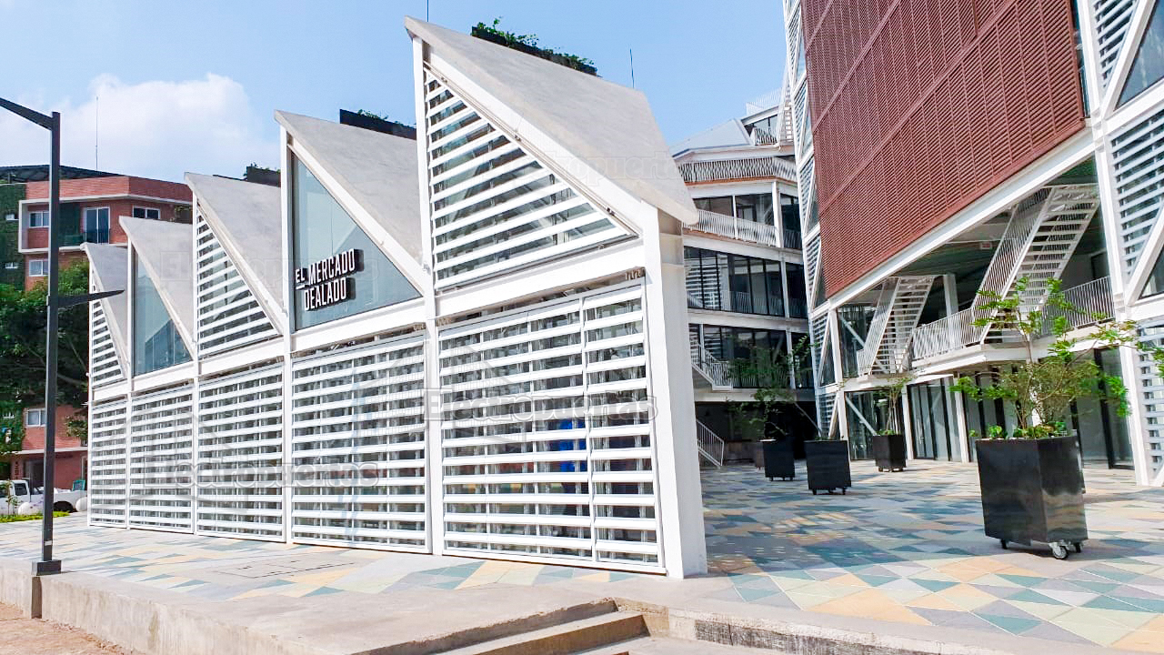 Motores pivotantes verticales, son los portones que giran sobre su mismo eje ayudando a controlar la abertura que tu deseas, ayudando con la ventilación del lugar.