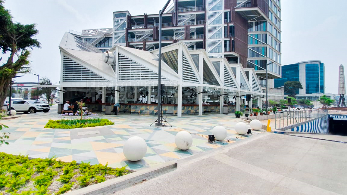 Motores pivotantes verticales, son los portones que giran sobre su mismo eje ayudando a controlar la abertura que tu deseas, ayudando con la ventilación del lugar.