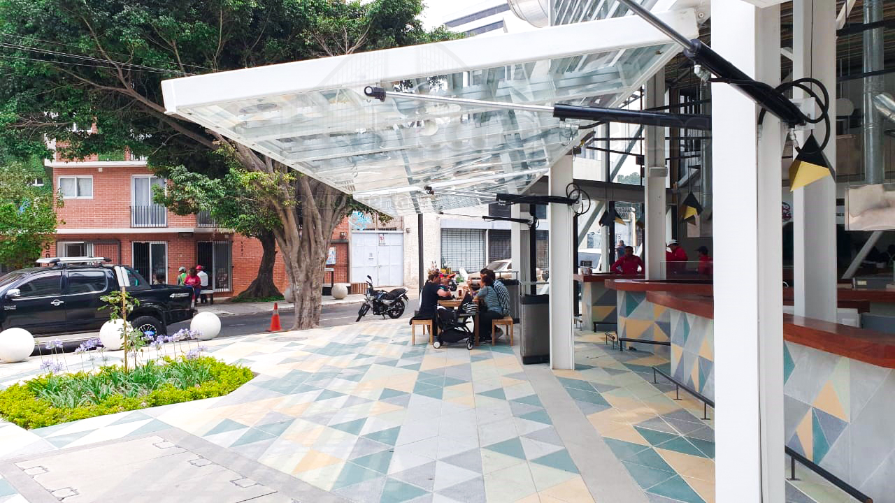 Motores pivotantes verticales, son los portones que giran sobre su mismo eje ayudando a controlar la abertura que tu deseas, ayudando con la ventilación del lugar.