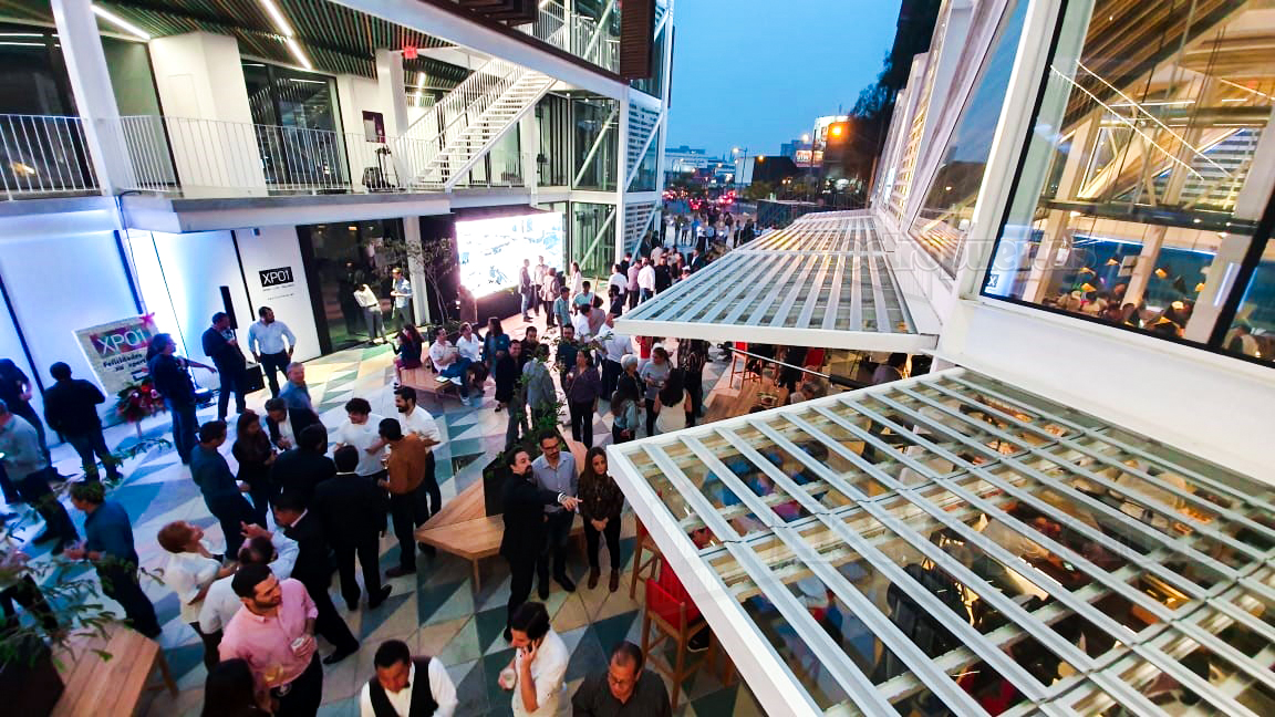 Motores pivotantes verticales, son los portones que giran sobre su mismo eje ayudando a controlar la abertura que tu deseas, ayudando con la ventilación del lugar.
