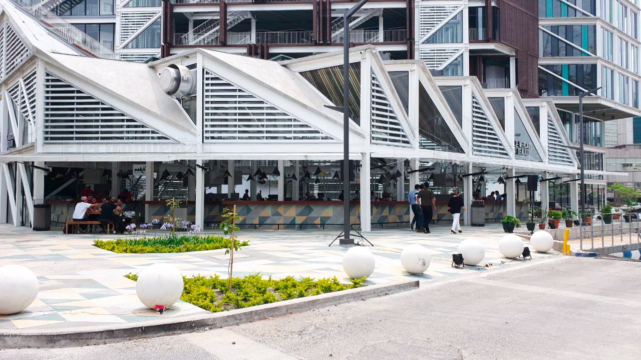 Motores pivotantes verticales, son los portones que giran sobre su mismo eje ayudando a controlar la abertura que tu deseas, ayudando con la ventilación del lugar.