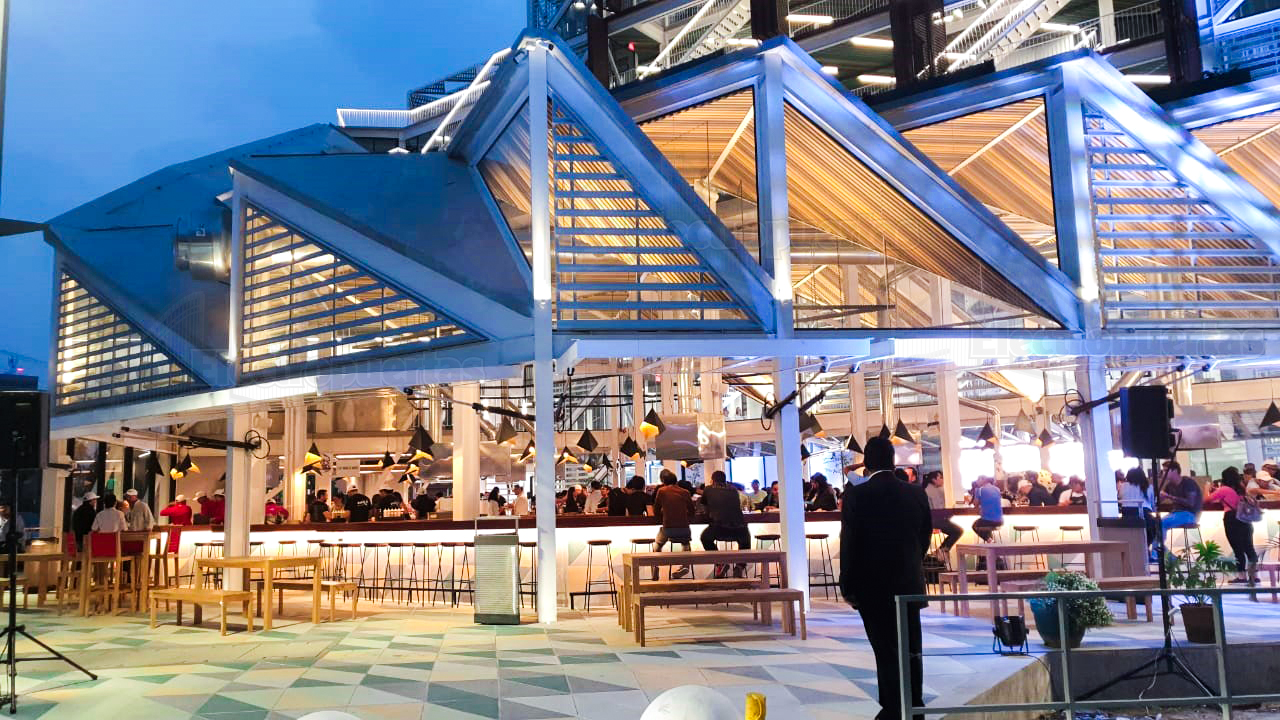 Motores pivotantes verticales, son los portones que giran sobre su mismo eje ayudando a controlar la abertura que tu deseas, ayudando con la ventilación del lugar.