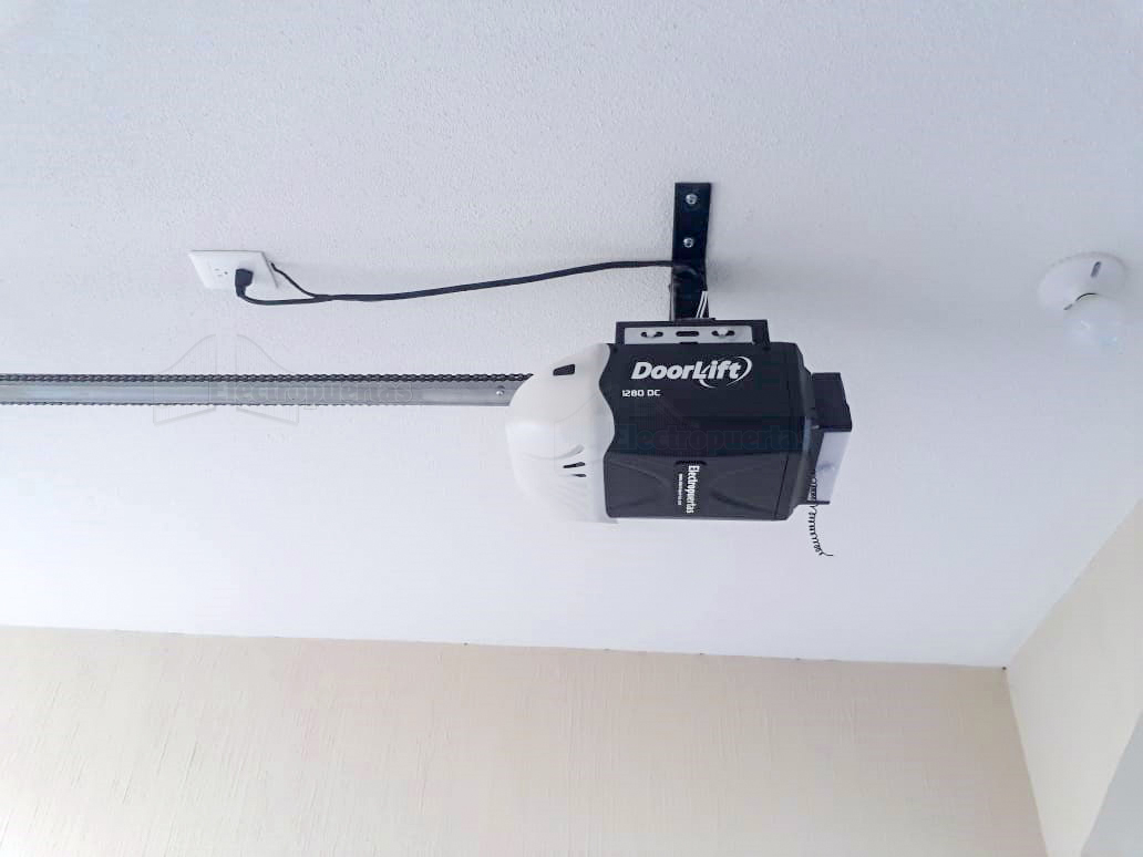 Motor DoorLift adaptable para portones corredizos, levadizos y abatibles, con batería y función wifi.