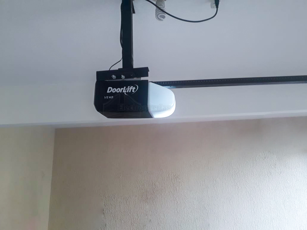 Motor DoorLift adaptable para portones corredizos, levadizos y abatibles.