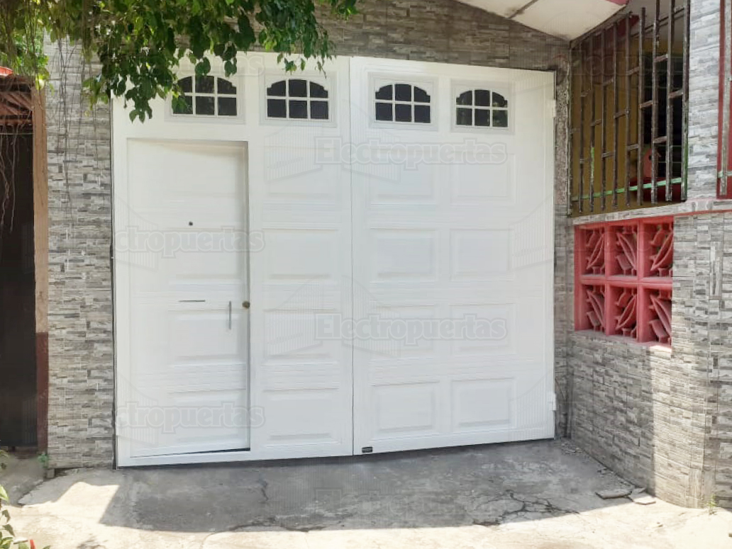 Agrega estilo y modernidad a tu hogar con un portón abatible tipo americano
