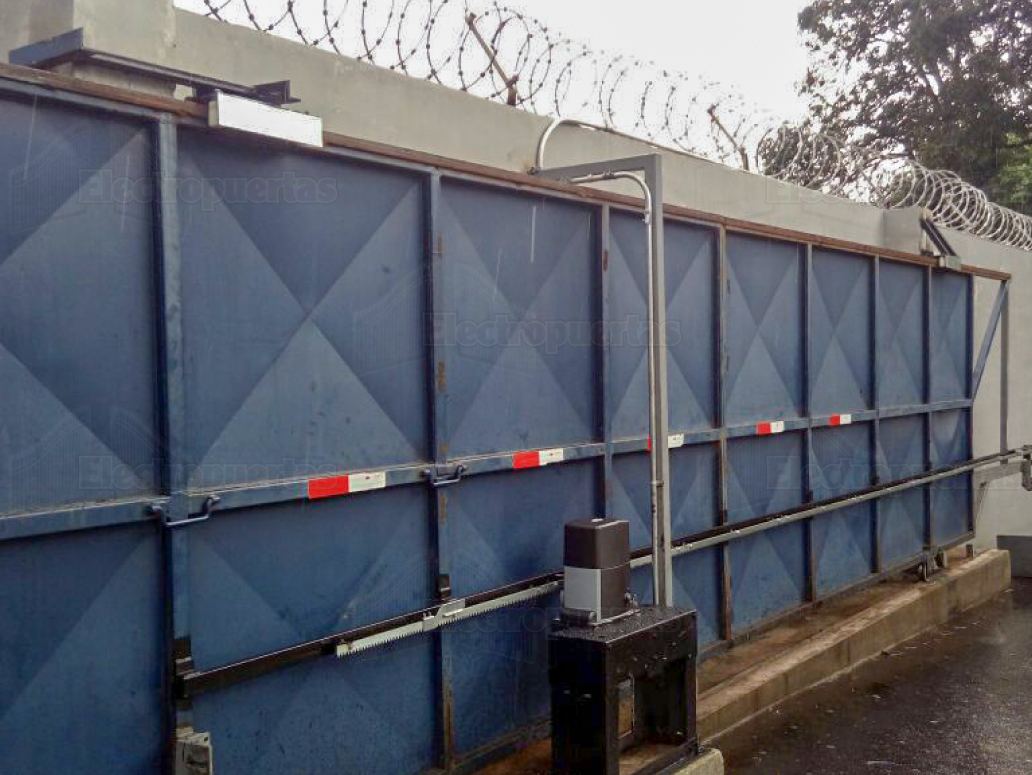 Motor serie Max de DoorLift  para portones corredizos de uso continuo.

Todos los modelos  te ofrecen lo último en seguridad y funcionalidad para tu hogar, están disponibles en diferentes capacidades para cualquier portón (cualquier medida y peso) y sistemas de accionamiento para todos los tipos de portones (levadizos, corredizos y abatibles), damos cobertura en todo Guatemala, El Salvador, Costa Rica y Honduras.