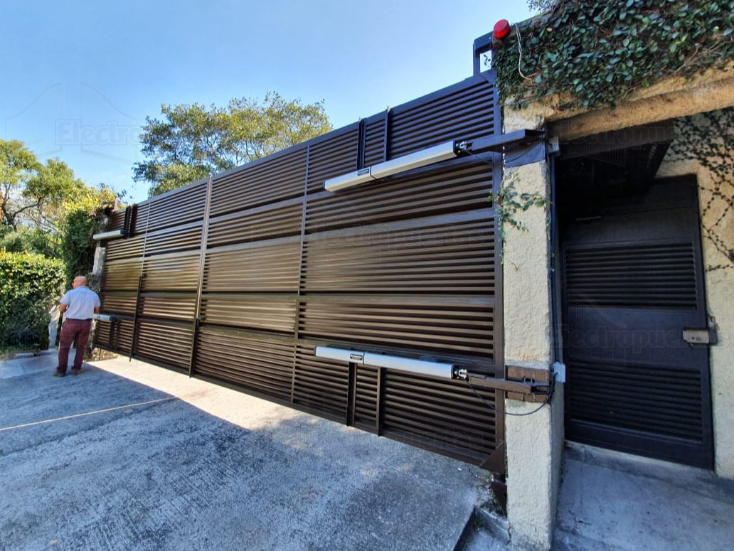 Brazos hidráulicos DoorLift para portones abatibles, uso continuo. 

Todos los modelos  te ofrecen lo último en seguridad y funcionalidad para tu hogar, están disponibles en diferentes capacidades para cualquier portón (cualquier medida y peso) y sistemas de accionamiento para todos los tipos de portones (levadizos, corredizos y abatibles), damos cobertura en todo Guatemala, El Salvador, Costa Rica y Honduras.