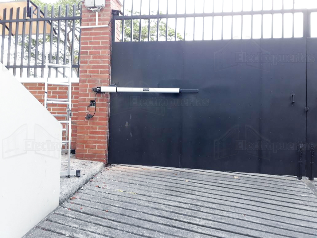 Brazos hidráulicos DoorLift para portones abatibles, uso continuo. 

Todos los modelos  te ofrecen lo último en seguridad y funcionalidad para tu hogar, están disponibles en diferentes capacidades para cualquier portón (cualquier medida y peso) y sistemas de accionamiento para todos los tipos de portones (levadizos, corredizos y abatibles), damos cobertura en todo Guatemala, El Salvador, Costa Rica y Honduras.