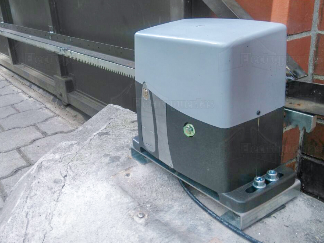 Motor serie Max de DoorLift  para portones corredizos de uso continuo.

Todos los modelos  te ofrecen lo último en seguridad y funcionalidad para tu hogar, están disponibles en diferentes capacidades para cualquier portón (cualquier medida y peso) y sistemas de accionamiento para todos los tipos de portones (levadizos, corredizos y abatibles), damos cobertura en todo Guatemala, El Salvador, Costa Rica y Honduras.