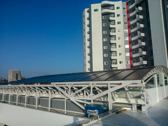 Los techos retráctiles corredizos te permiten abrir el espacio y mejorar la vista de los ambientes exteriores. Nuestros sistemas de techos corredizos son perfectos para crear nuevos espacios en hoteles, restaurantes y grandes negocios.