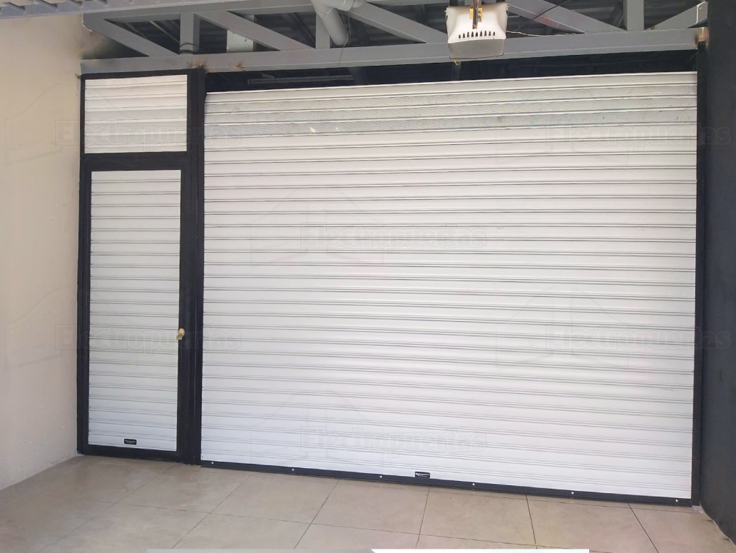 Cortinas metálicas enrollables (arrollables) fabricadas a la media, repintadas blanco o imitación madera (café). Ideales para uso residencial (garaje), comercial o industrial (negocios o bodegas).
