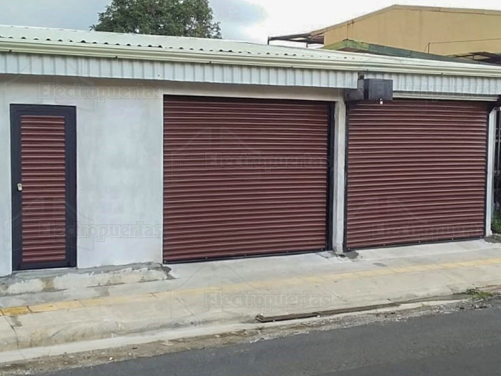 Cortinas metálicas enrollables (arrollables) fabricadas a la media, repintadas blanco o imitación madera (café). Ideales para uso residencial (garaje), comercial o industrial (negocios o bodegas).