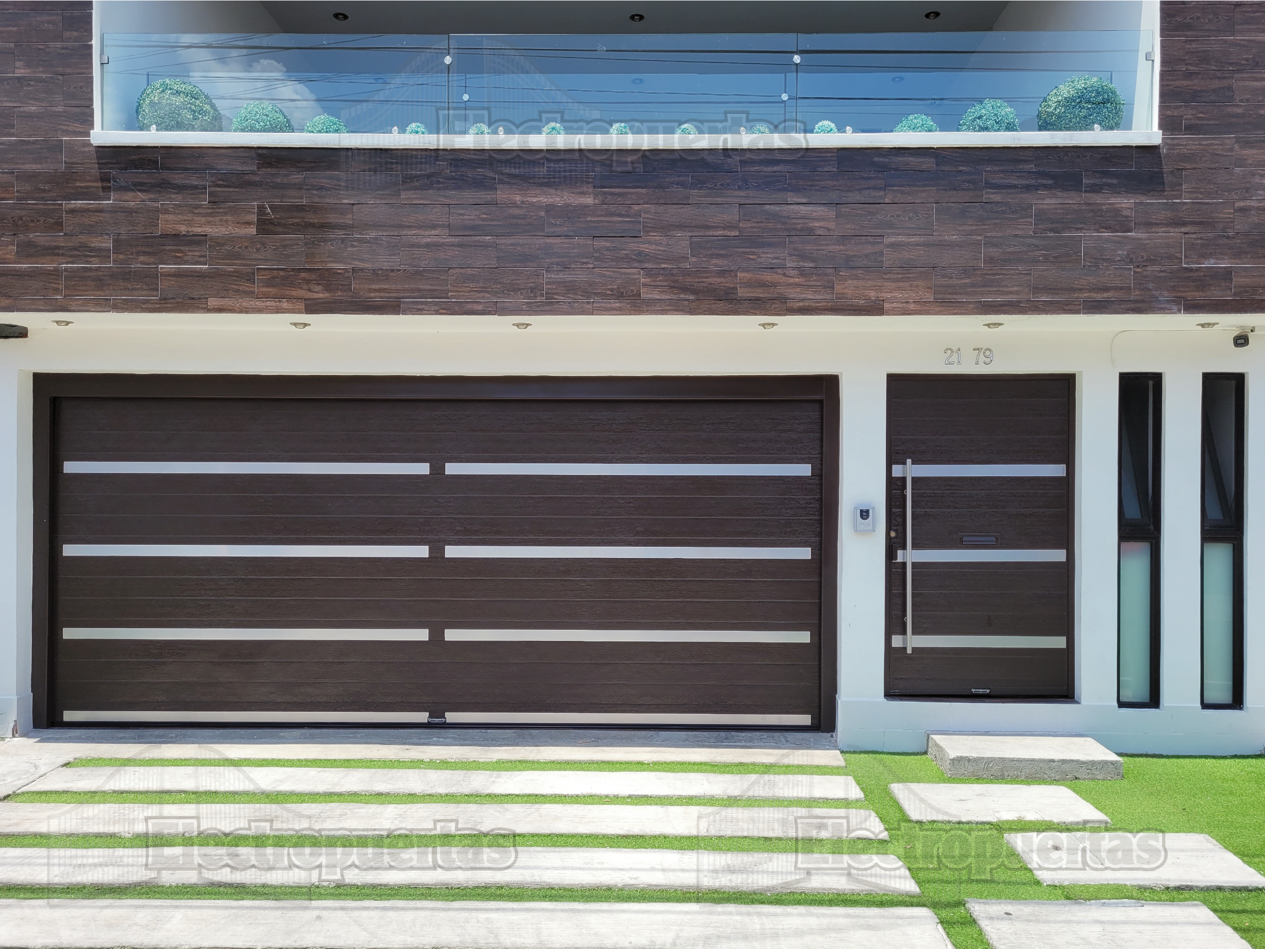 Portón levadizo premium imitación madera con puerta peatonal a juego.