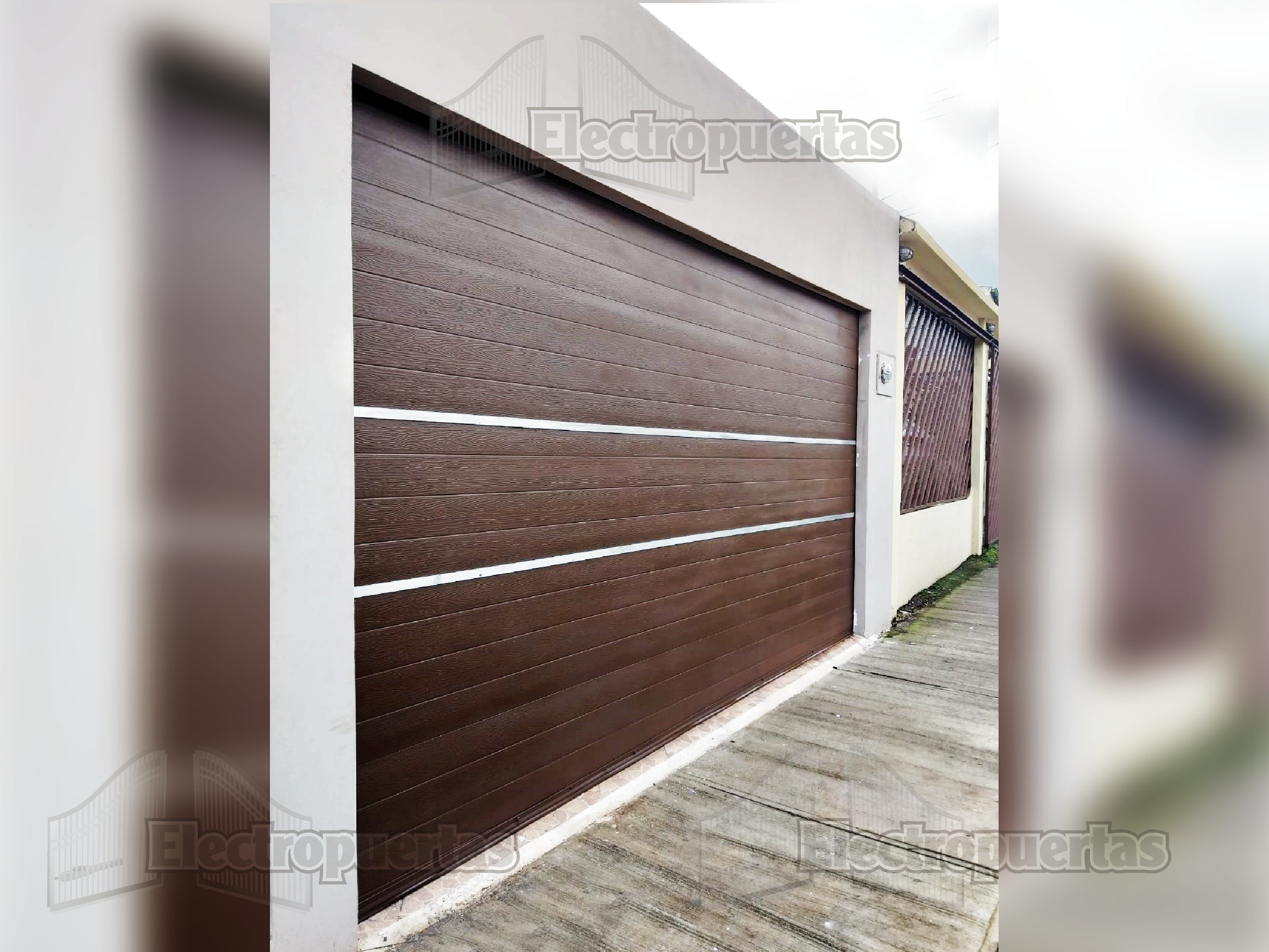Portón V-line premium imitación madera oscura