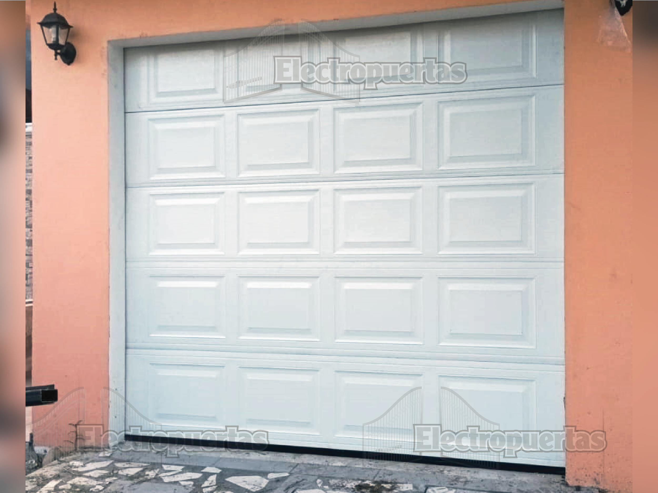 Portón tipo americano blanco sin ventanas