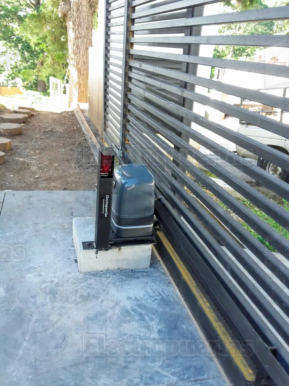 Motor serie Longo de DoorLift  para portones corredizos.

Todos los modelos  te ofrecen lo último en seguridad y funcionalidad para tu hogar, están disponibles en diferentes capacidades para cualquier portón (cualquier medida y peso) y sistemas de accionamiento para todos los tipos de portones (levadizos, corredizos y abatibles), damos cobertura en todo Guatemala, El Salvador, Costa Rica y Honduras.