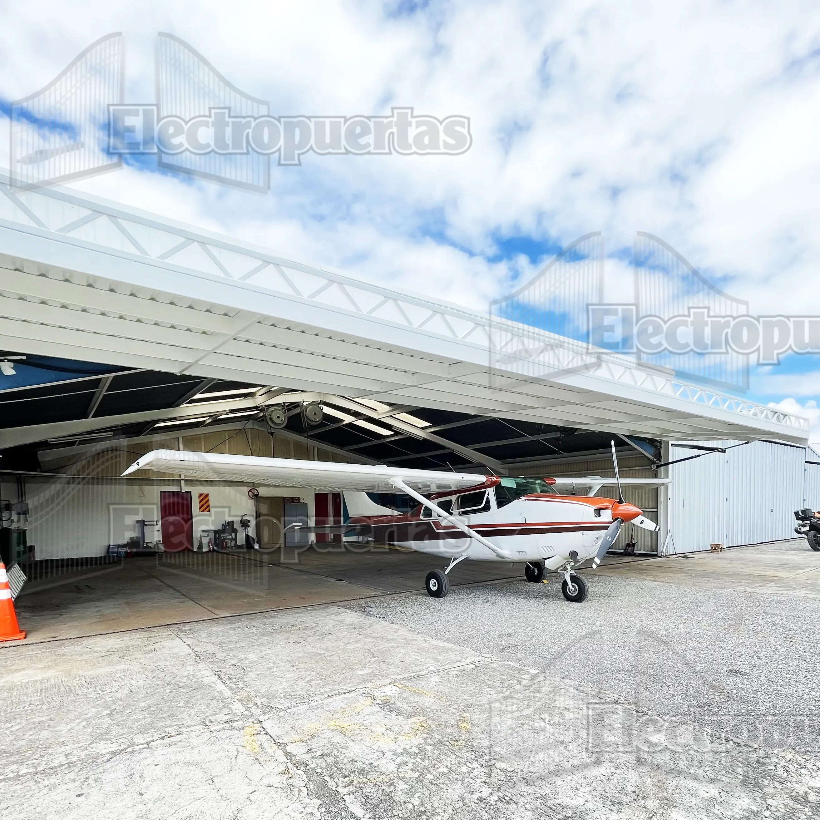 Motores pivotantes verticales, son los portones que giran sobre su mismo eje ayudando a controlar la abertura que tu deseas, ayudando con la ventilación del lugar.
