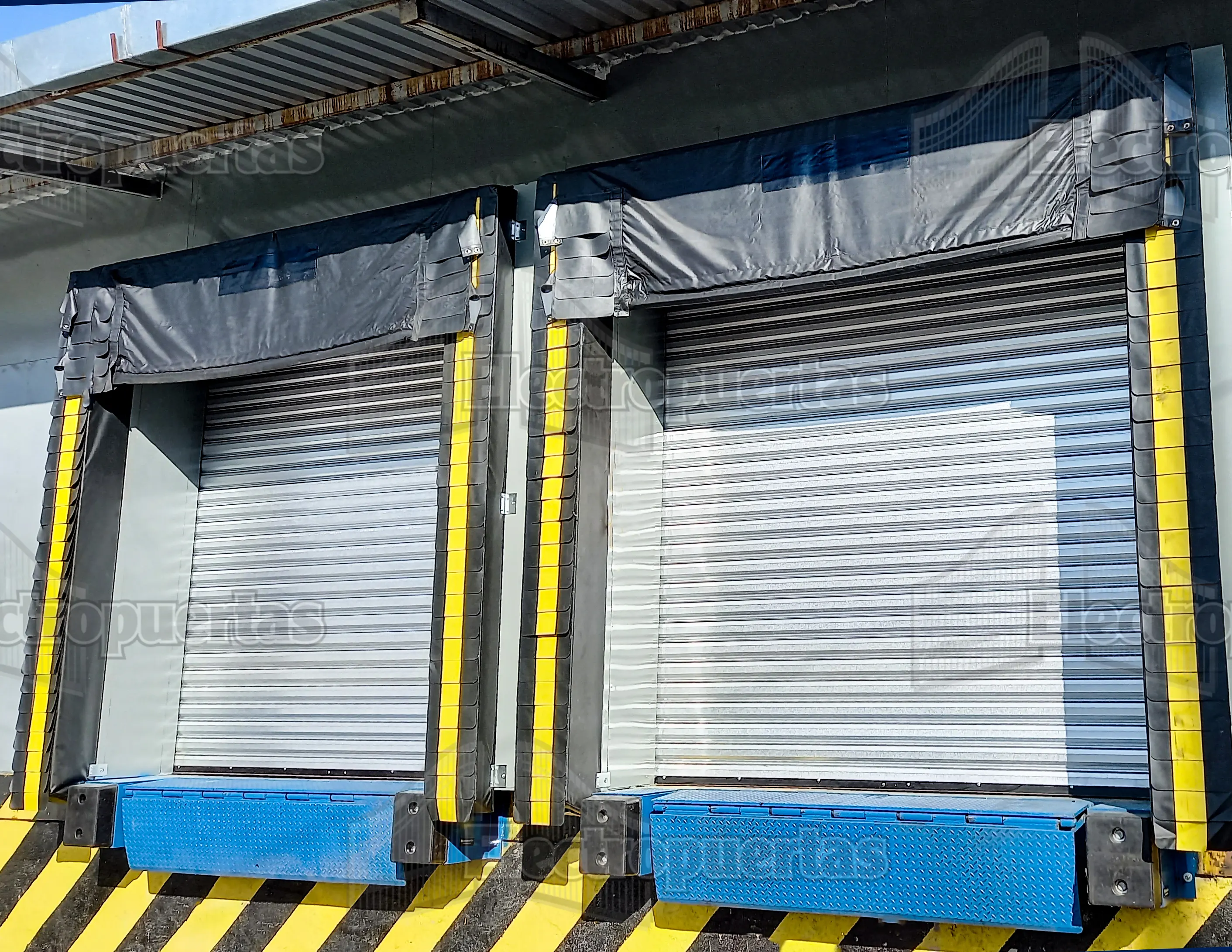 Proveen un ambiente hermético entre la caja del camión y el almacén, logrando un ambiente aislado del exterior durante las maniobras de carga y descarga, en caso de lluvia, permiten trabajar sin interrupción.