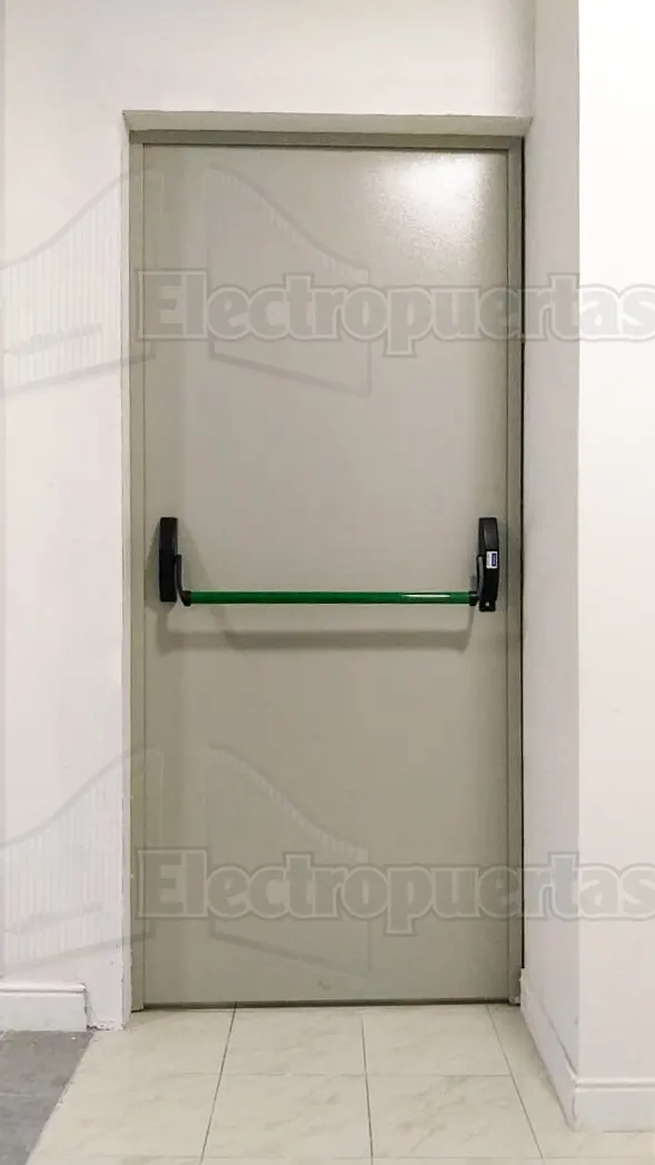 Puertas de emergencia, resistente al fuego, con barra antipánico permiten la salida rápida a un lugar seguro en caso de incendio, evacuación o simulacro.