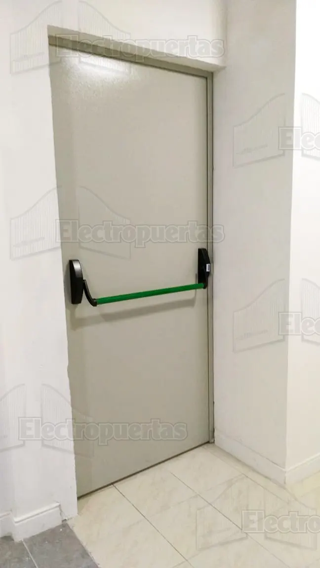 Puertas de emergencia, resistente al fuego, con barra antipánico permiten la salida rápida a un lugar seguro en caso de incendio, evacuación o simulacro.