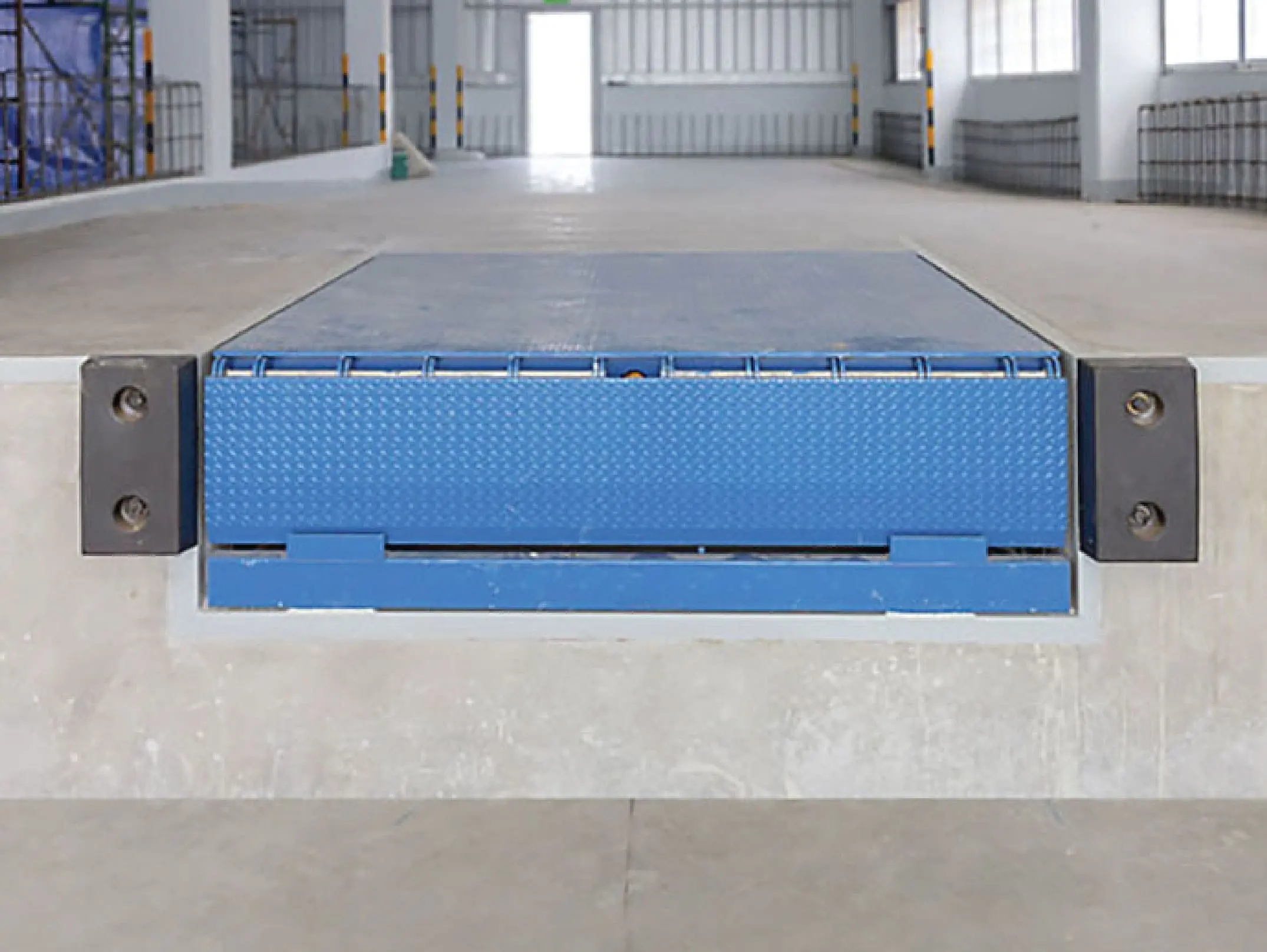 Instalacion de rampa niveladora para muelle de anden en Centroamerica